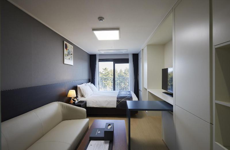 Sokcho Chonpines Beach Hotel image