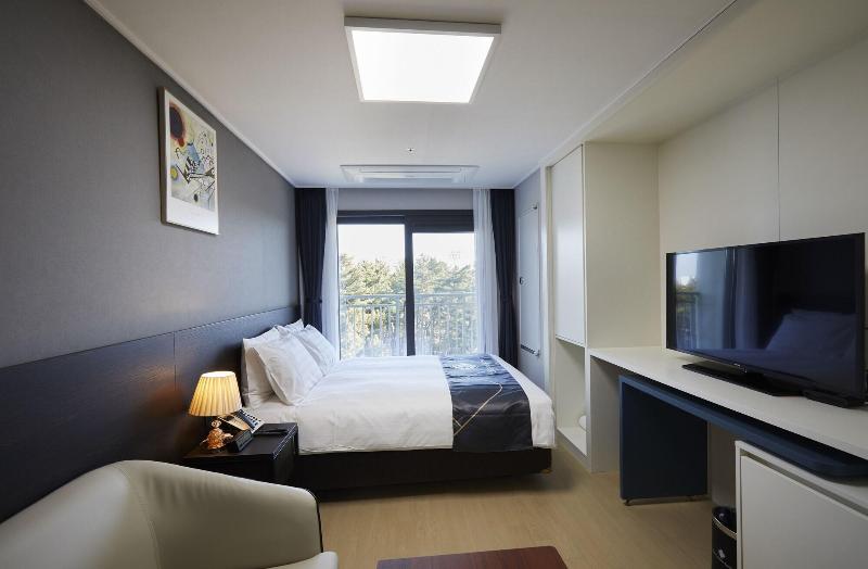 Sokcho Chonpines Beach Hotel image