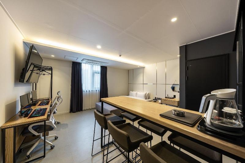 Brown Dot Hotel Suwon image