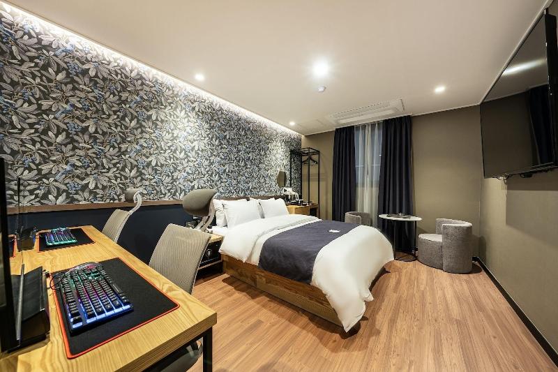 Brown Dot Hotel Suwon image