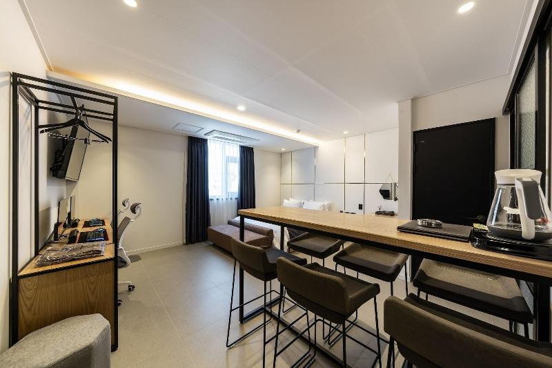 Brown Dot Hotel Suwon image