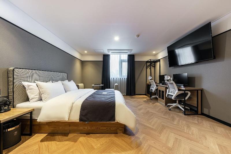 Brown Dot Hotel Suwon image
