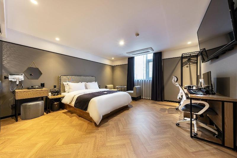 Brown Dot Hotel Suwon image