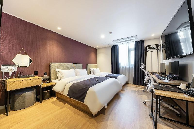 Brown Dot Hotel Suwon image