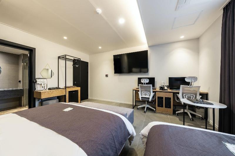 Brown Dot Hotel Suwon image