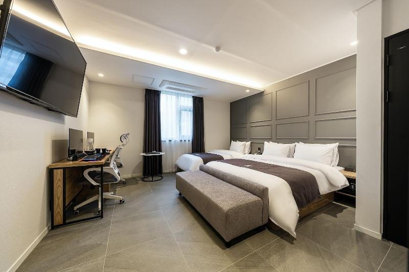 Brown Dot Hotel Suwon image