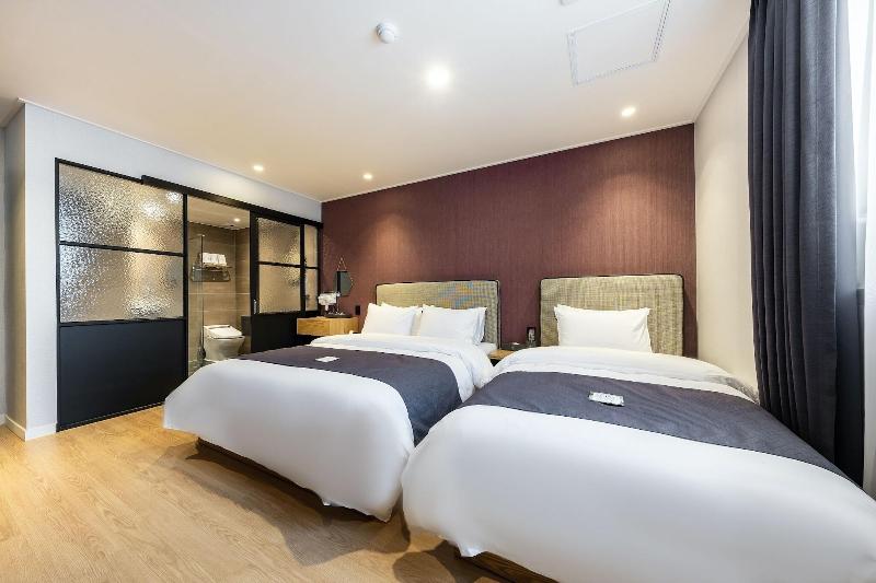 Brown Dot Hotel Suwon image