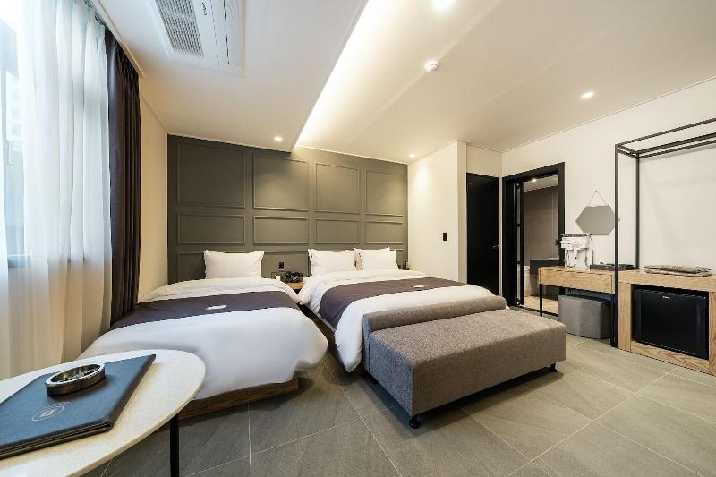 Brown Dot Hotel Suwon image