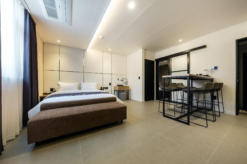 Brown Dot Hotel Suwon image