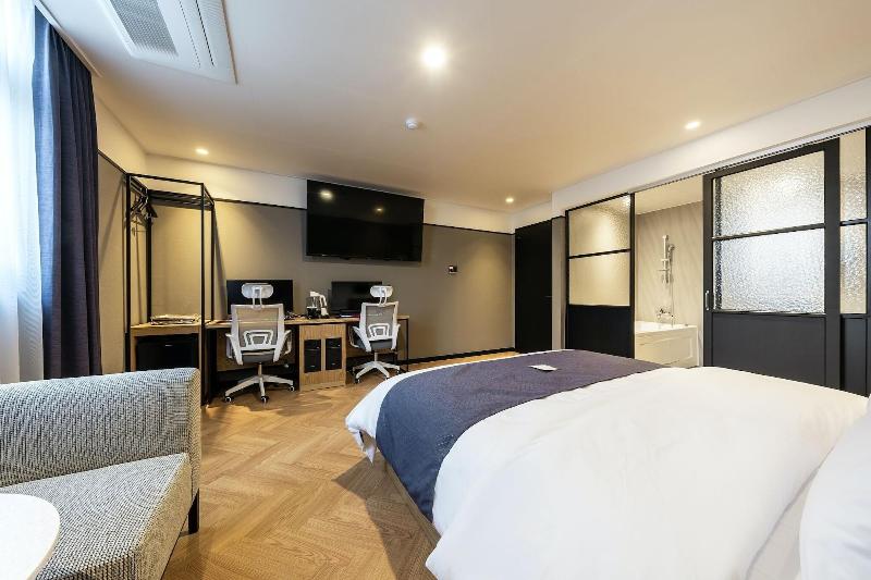 Brown Dot Hotel Suwon image