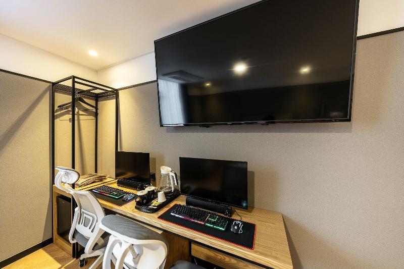 Brown Dot Hotel Suwon image