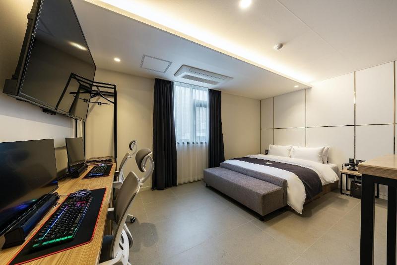Brown Dot Hotel Suwon image