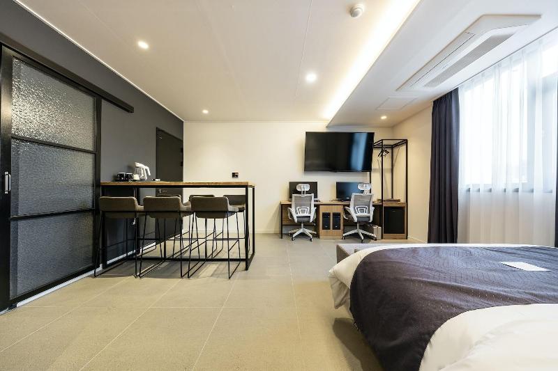 Brown Dot Hotel Suwon image