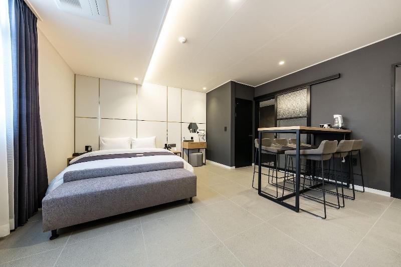 Brown Dot Hotel Suwon image