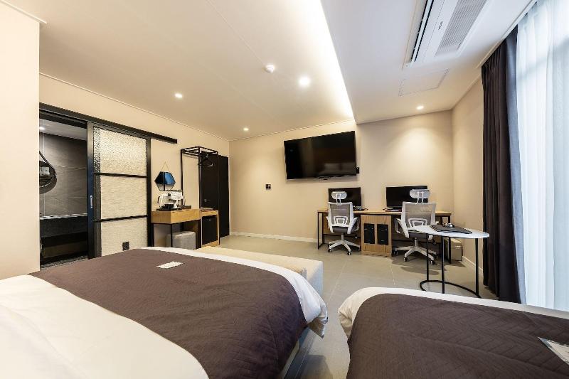 Brown Dot Hotel Suwon image