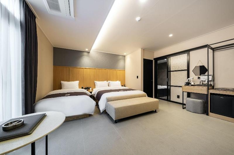 Brown Dot Hotel Suwon image