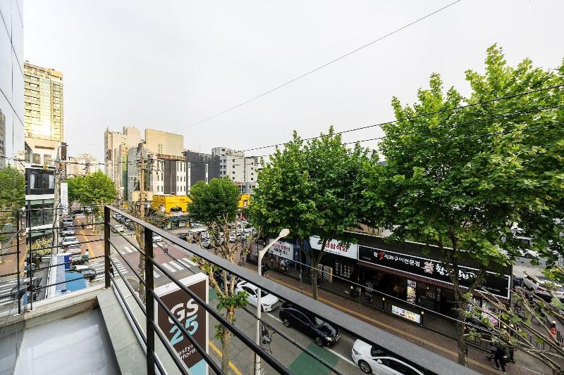 Brown Dot Hotel Suwon image