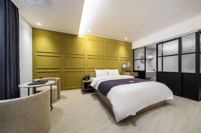 Brown Dot Hotel Suwon image