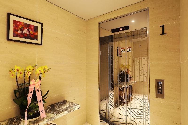 El Tower Hotel image