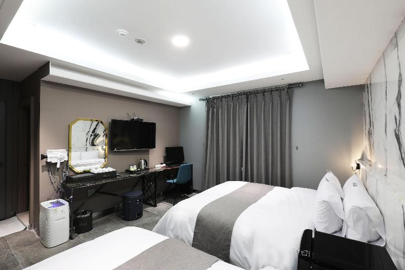 El Tower Hotel image