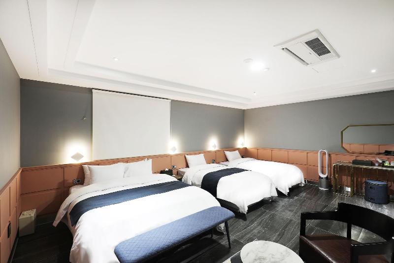El Tower Hotel image