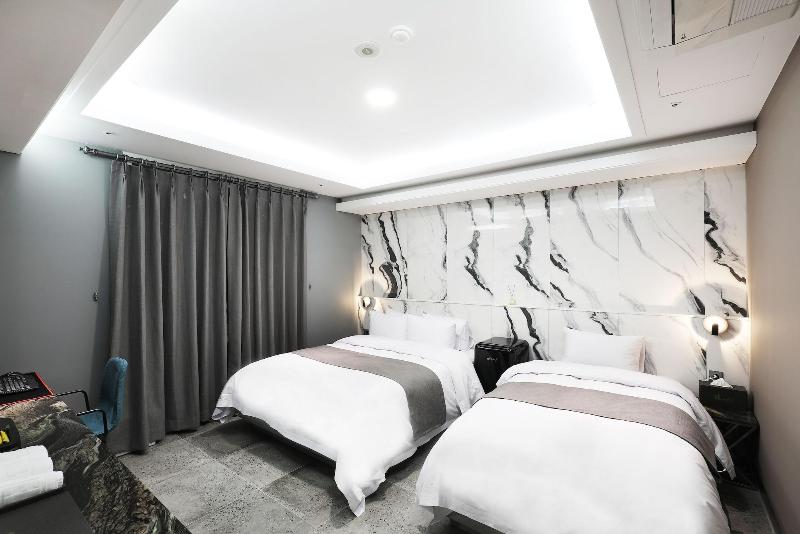 El Tower Hotel image