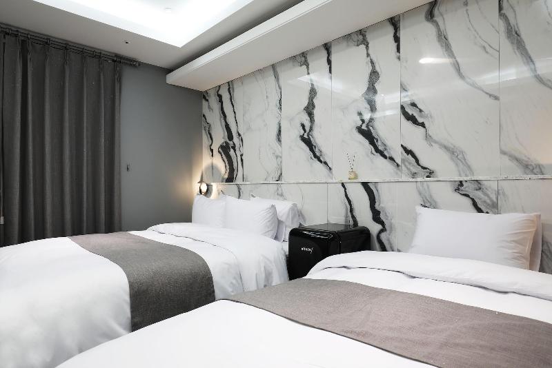 El Tower Hotel image