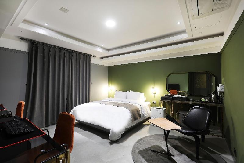 El Tower Hotel image