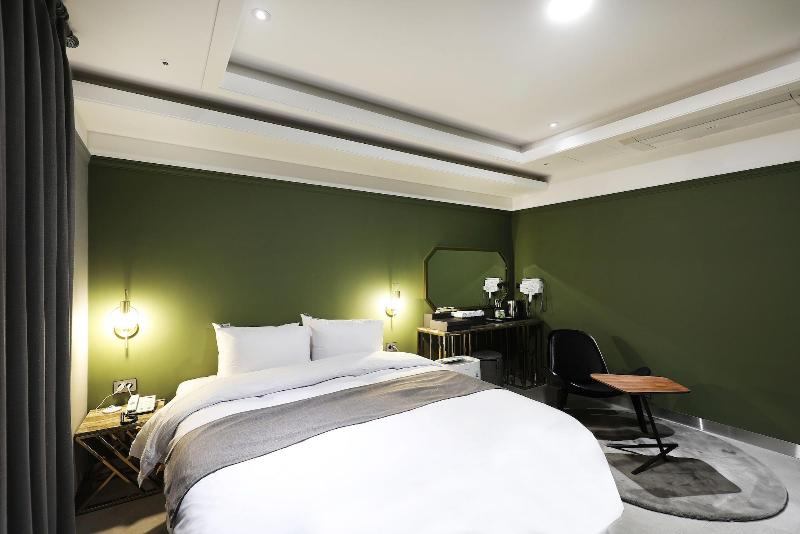 El Tower Hotel image