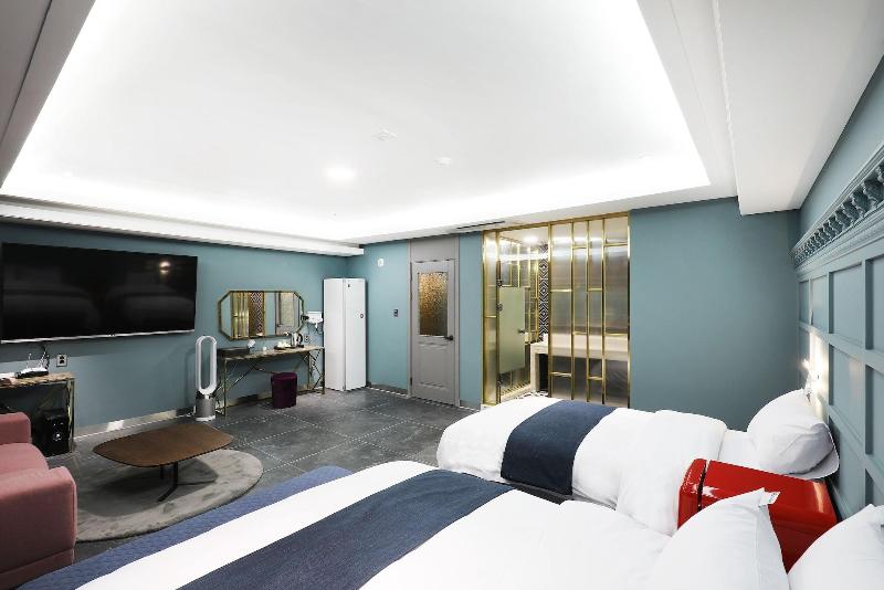 El Tower Hotel image