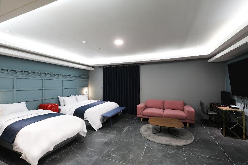 El Tower Hotel image