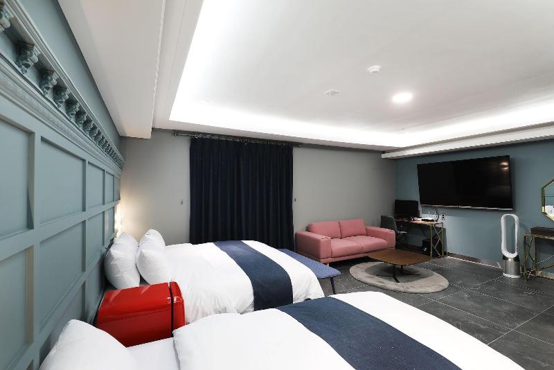 El Tower Hotel image