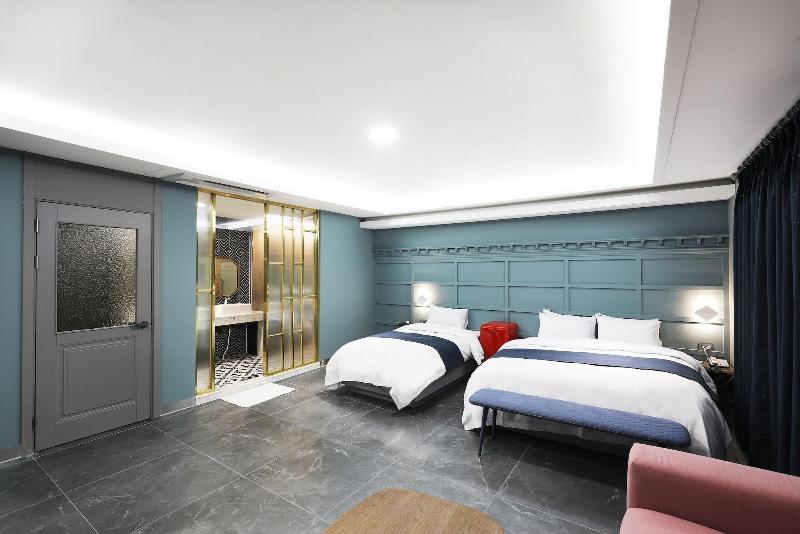 El Tower Hotel image