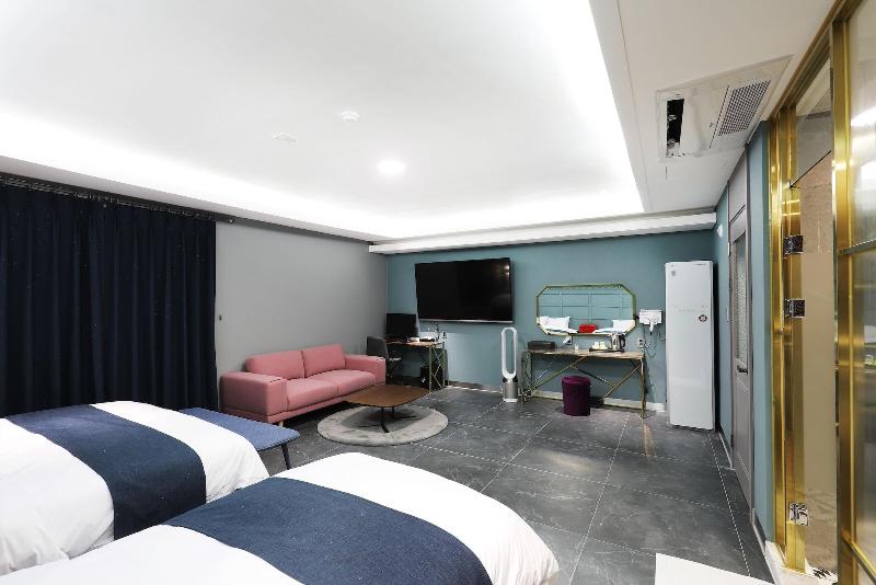 El Tower Hotel image