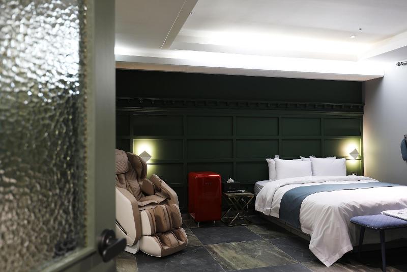 El Tower Hotel image