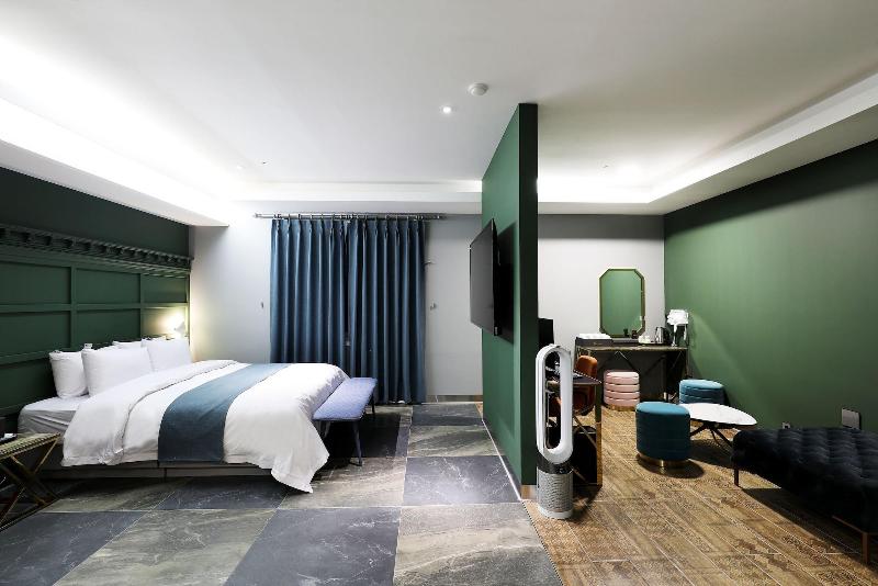 El Tower Hotel image