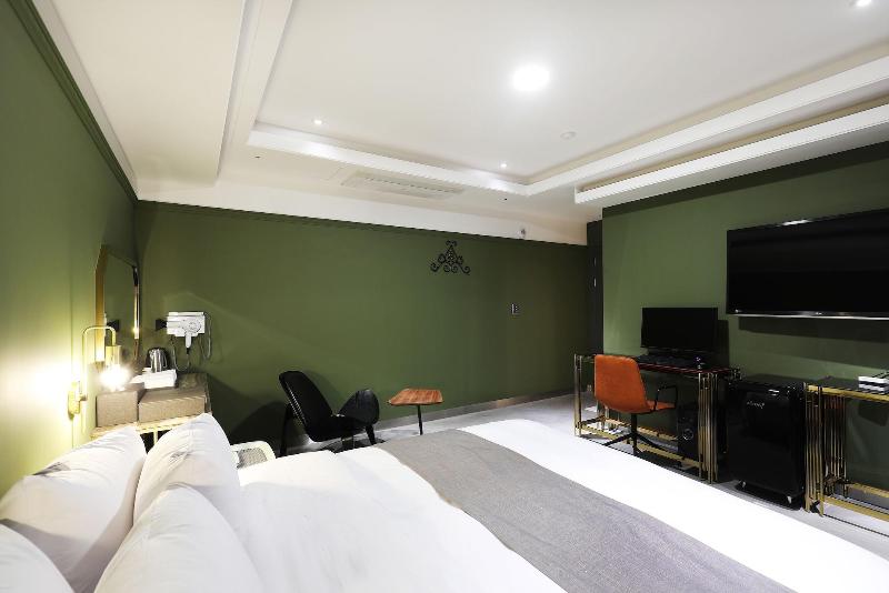 El Tower Hotel image