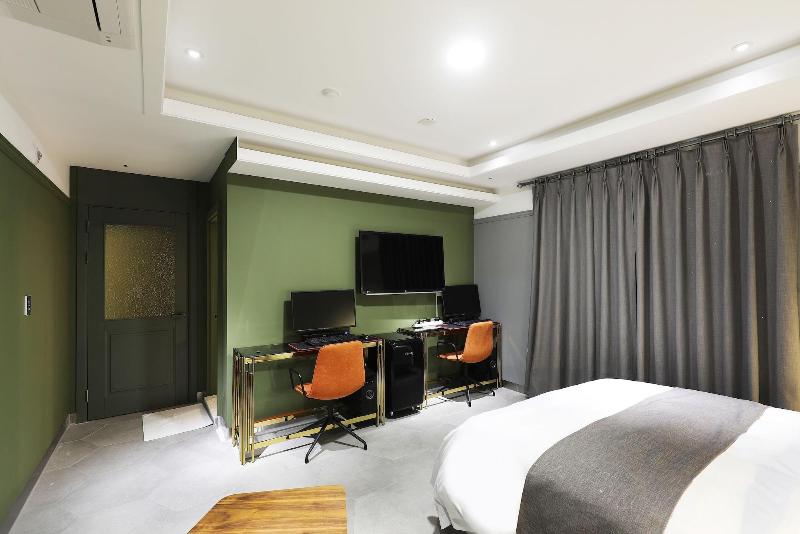 El Tower Hotel image