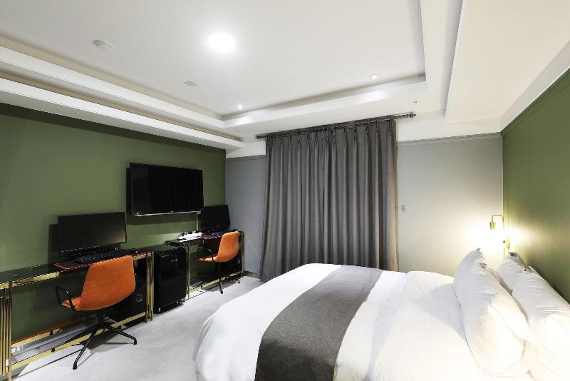 El Tower Hotel image