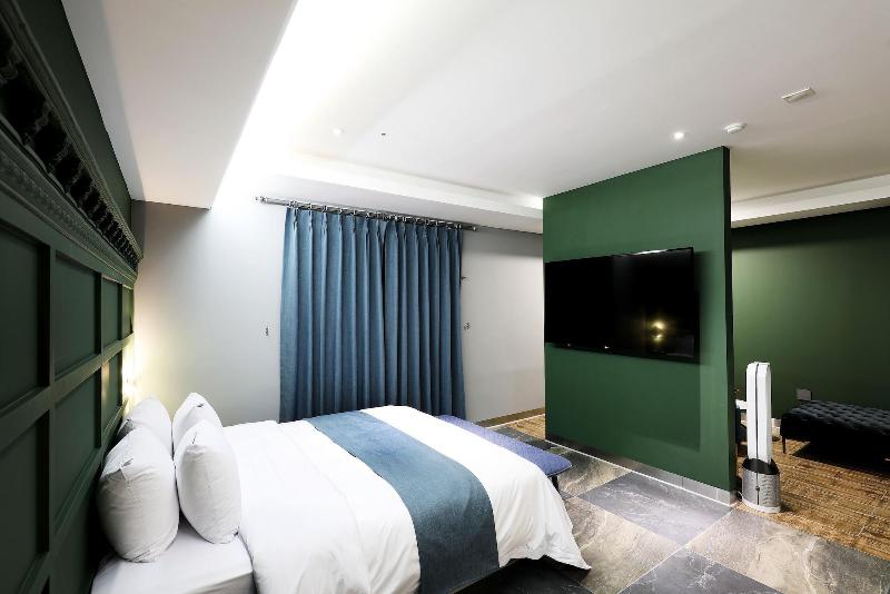El Tower Hotel image