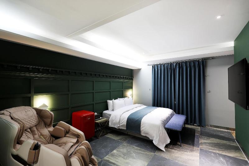El Tower Hotel image