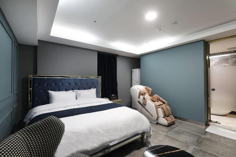 El Tower Hotel image