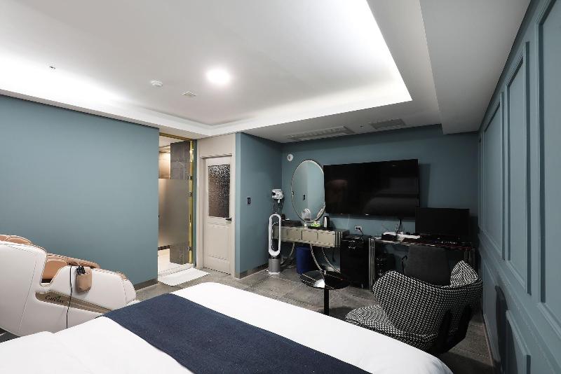 El Tower Hotel image