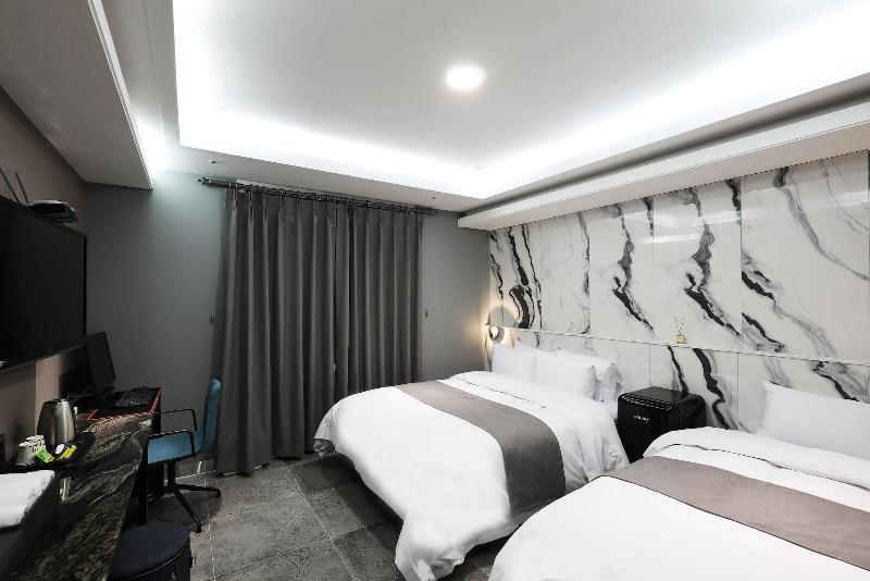 El Tower Hotel image
