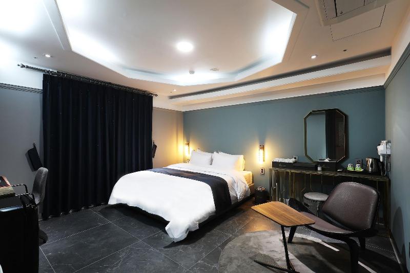 El Tower Hotel image