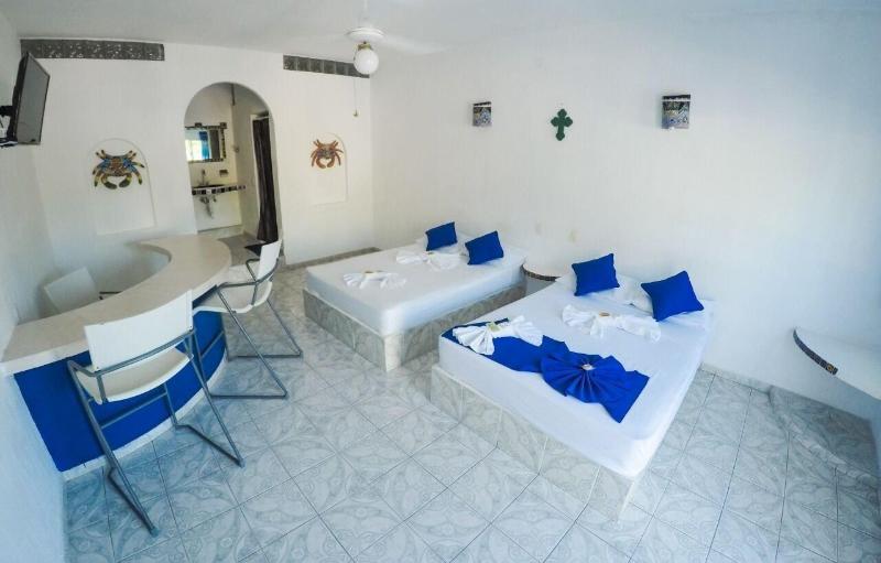 FAMILY ROOM THREE BEDS