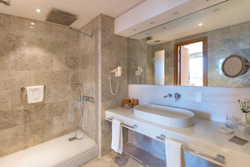 On'Live Hotel image
