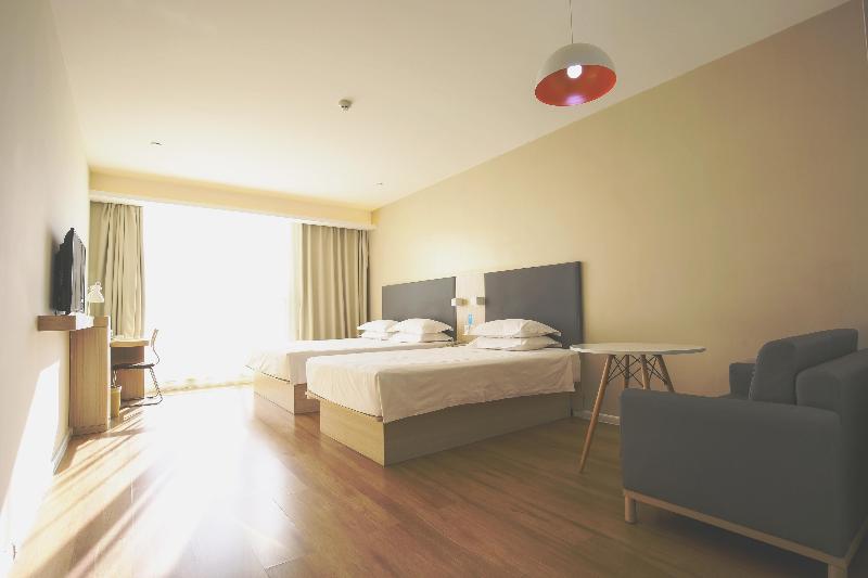 Hanting Hotel (Chifeng Railway Station East Plaza  image