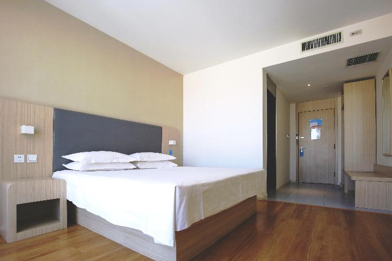 Hanting Hotel (Chifeng Railway Station East Plaza  image