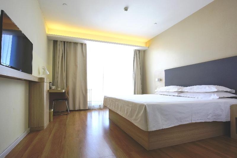 Hanting Hotel (Chifeng Railway Station East Plaza  image
